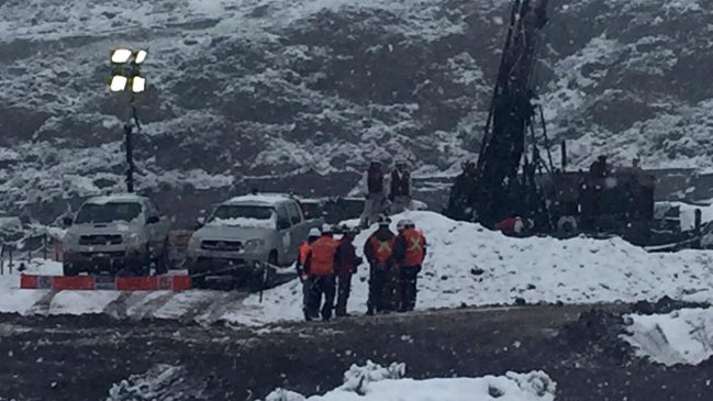 Tres máquinas trabajan para llegar hasta los mineros atrapados en Chile Chico