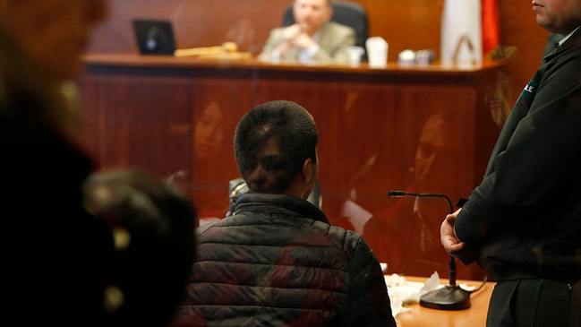 Prisión preventiva para joven que empujó a fiscalizadora de Transantiago