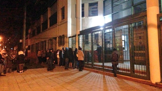 Padres nuevamente hicieron fila para obtener una matrícula en colegio de Santiago