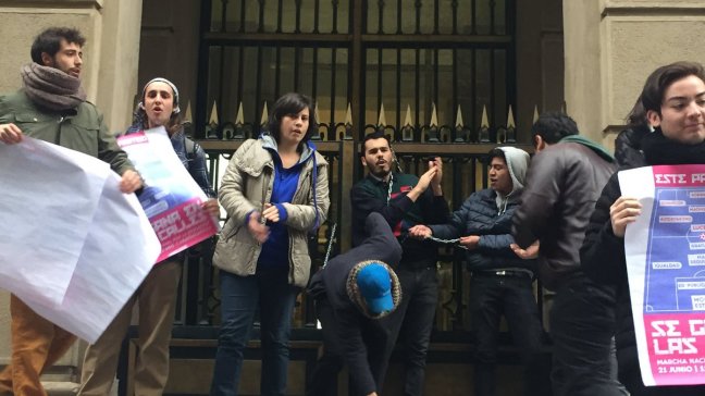 Estudiantes se encadenaron en Ministerio de Hacienda en previa a movilización nacional