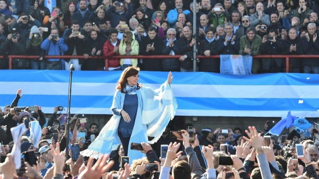 Multitud acompañó a Fernández: Lanzó coalición para competir en parlamentarias