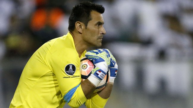 Los hinchas le pidieron a Justo Villar que continúe en Colo Colo