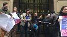Estudiantes se encadenaron en Ministerio de Hacienda en previa a movilización nacional