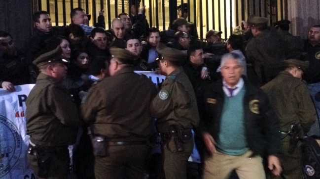 Gendarmes se encadenaron a las puertas del Ministerio de Justicia