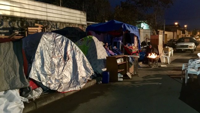 Comunidad de iglesia desalojada en La Granja pasó su segunda noche en la calle