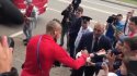 Arturo Vidal se detuvo a firmar autógrafos en su llegada a Kazán