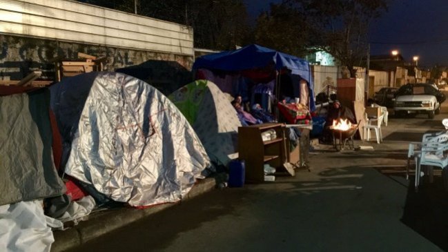 Comunidad de iglesia desalojada en La Granja pasó su segunda noche en la calle