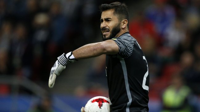 Johnny Herrera intercambió camisetas con Marc-Andre Ter Stegen tras el partido