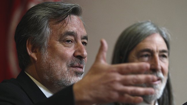 Sólo Juan Pablo Letelier sabe cuántas firmas lleva recolectadas Guillier