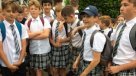 Les prohibieron a niños ir con pantalones cortos al colegio y fueron con falda