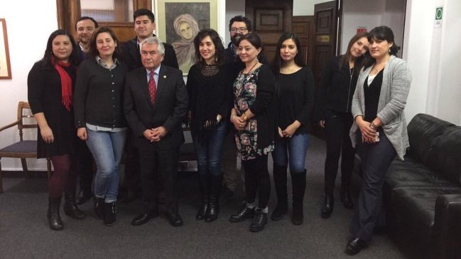 Periodista de Radio Cooperativa recibió reconocimiento del Colegio Médico