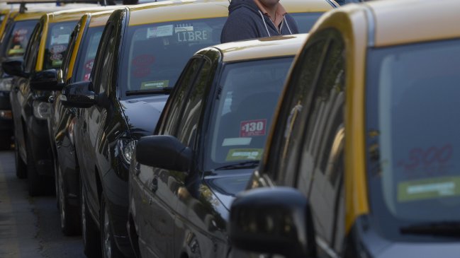 Conductor de Uber fue atacado por seis taxistas en el centro de Santiago