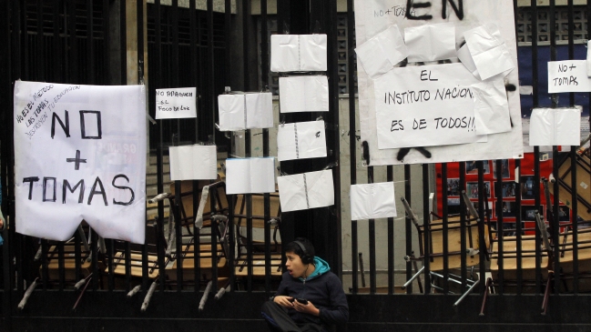 Grupo de alumnos y apoderados se manifestó contra la toma del Instituto Nacional