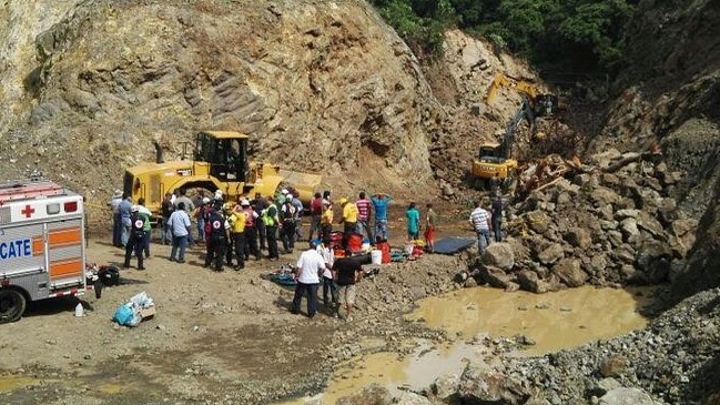 Costa Rica: Rescatan a hombre atrapado por 20 horas bajo 15 mil metros cúbicos de rocas