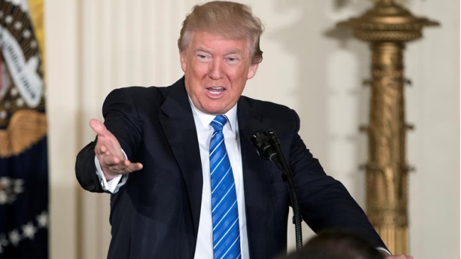 Trump acusa que Clinton conspiró con su partido para ganarle a Sanders