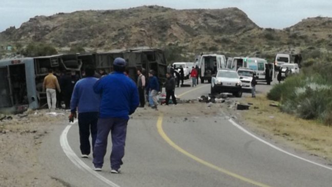 Aumentan a 15 los fallecidos por volcamiento de bus en Argentina