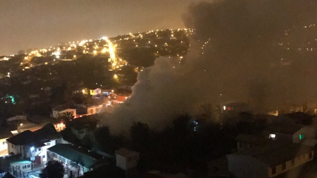 Dos viviendas resultaron con graves daños por incendio en Valparaíso
