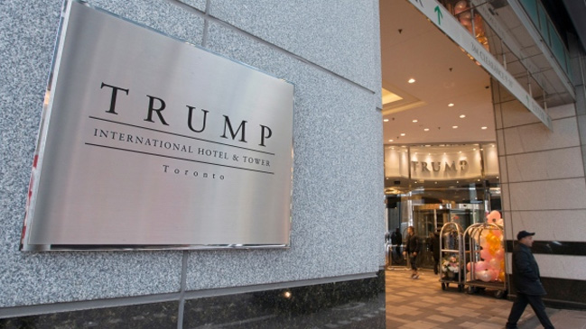 Removerán el nombre de Trump de dos edificios en Toronto