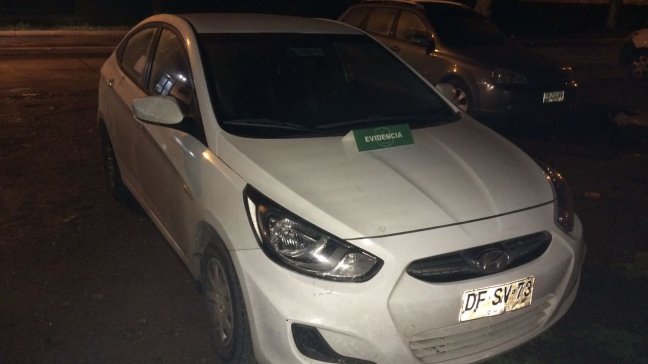 Carabineros detuvo a dos hombres y un menor de edad tras robo de auto en servicentro