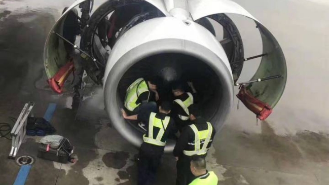 Retrasan vuelo porque mujer arrojó monedas al motor de un avión