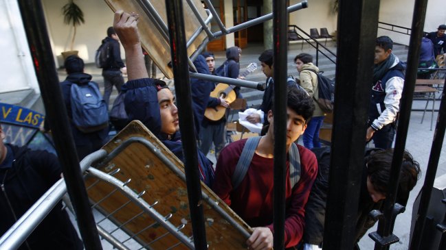 Colegios movilizados de Providencia se preparan para las primarias