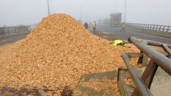 Concepción: Caída de carga de camión provocó cierre de acceso a Puente Llacolén