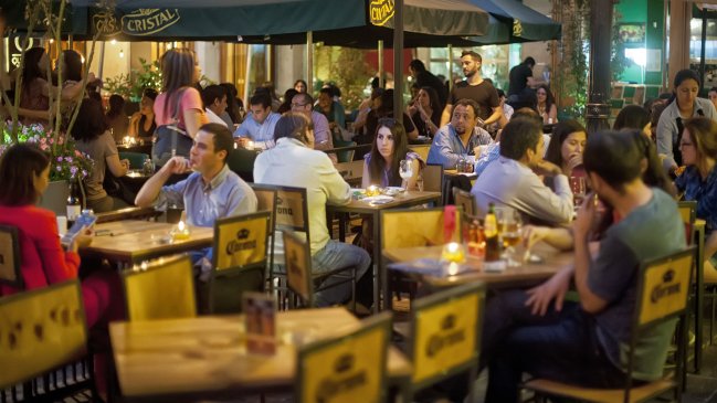 Los chilenos confían más en el esfuerzo individual que en el rol del Estado, según el CEP