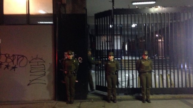 Carabineros desalojó toma en Instituto Nacional