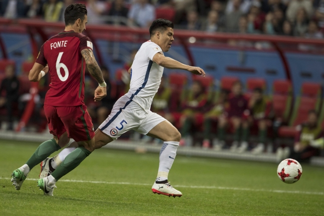 Jefe de árbitros FIFA: Se pudo haber resuelto mejor el posible penal para Chile