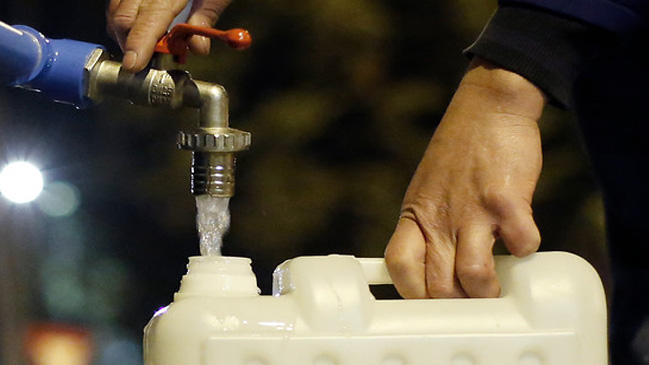 Aguas Cordillera: Río Mapocho y estero El Manzanito todavía tienen parafina