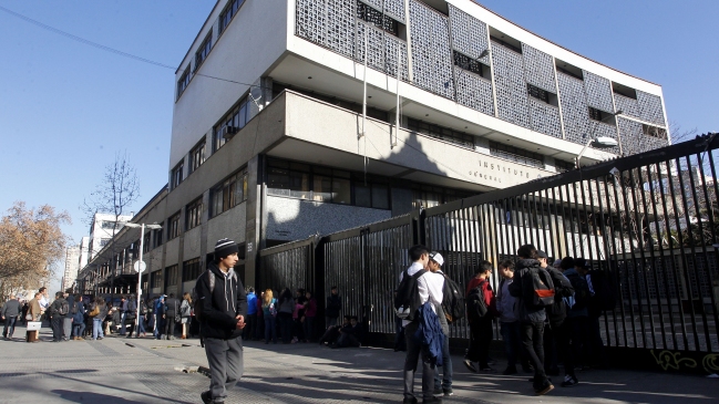 Grupo de alumnos llegó al Instituto Nacional a limpiar el establecimiento