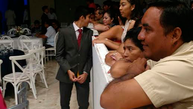 Polémica en México por muro que separó a familias que no pagaron cuota en graduación