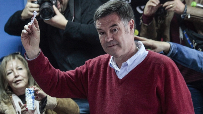 Ossandón admitió derrota sin comprometer apoyo a Piñera