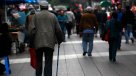 Estudio UC: Chilenos dejan de trabajar a los 71 años y con sueldo menor a los 400 mil pesos