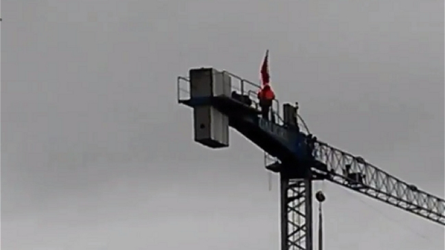 Trabajador subió a una grúa pluma en el Estadio de La Calera en protesta por su despido