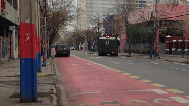 Incidentes entre encapuchados y Carabineros fuera del Liceo Barros Borgoño