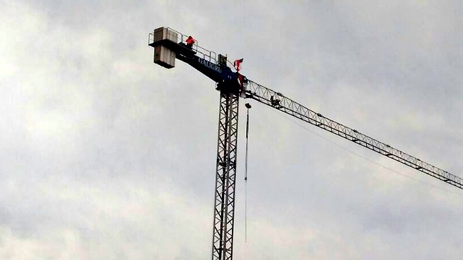 Llegó a un acuerdo: Trabajador de La Calera se bajó de grúa tras 28 horas de protesta