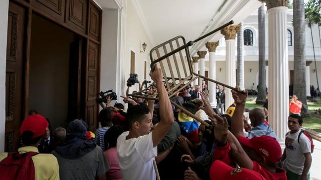 Chavistas irrumpieron en el Parlamento y atacaron a diputados