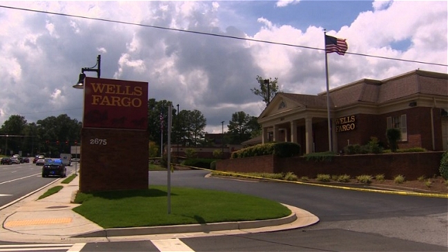 Policía mató a sujeto que mantenía a dos rehenes en banco de Atlanta