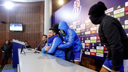 La broma del plantel de la U a Fernando de Paul en plena conferencia