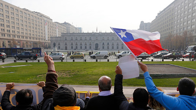 Taxistas protestarán con caravana desde el aeropuerto hasta La Moneda