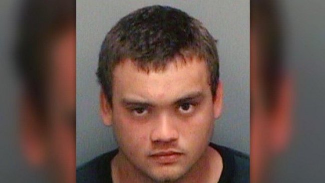 A botellazos en la cabeza reducen a hombre que intentó abrir en vuelo la puerta de un avión