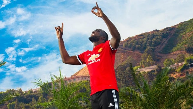 Manchester United oficializó la contratación del belga Romelu Lukaku