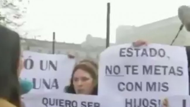 Mujer reclamaba contra la ideología de género sin saber qué era