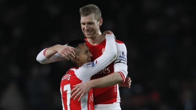 Mertesacker cree que Alexis seguirá en Arsenal: Estoy deseando jugar con él mi última temporada