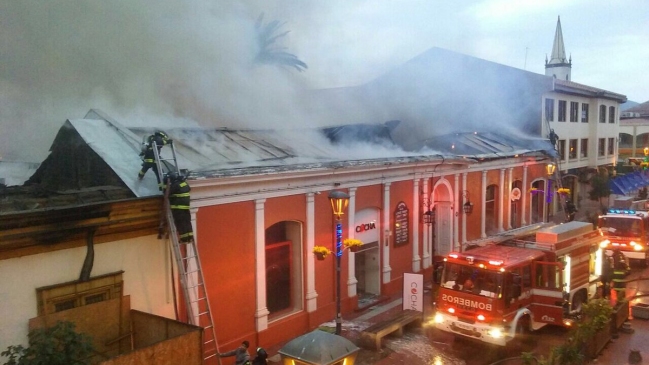 Incendio afectó a locales comerciales en el centro de La Serena