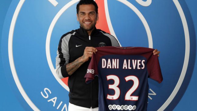París Saint-Germain anunció el fichaje de Dani Alves hasta 2019