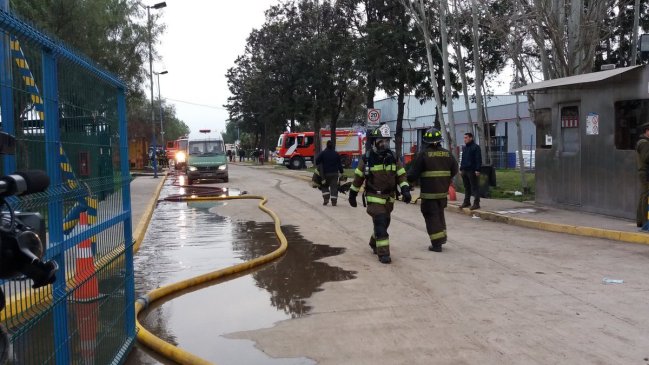 Cuatro lesionados dejó incendio en fábrica de Quilicura