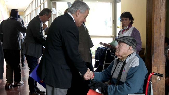 ANFP donó a Fundación Las Rosas gorros y bufandas 