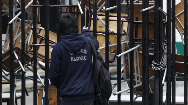 Alcalde de Santiago demanda a seis padres por daños durante toma del Instituto Nacional
